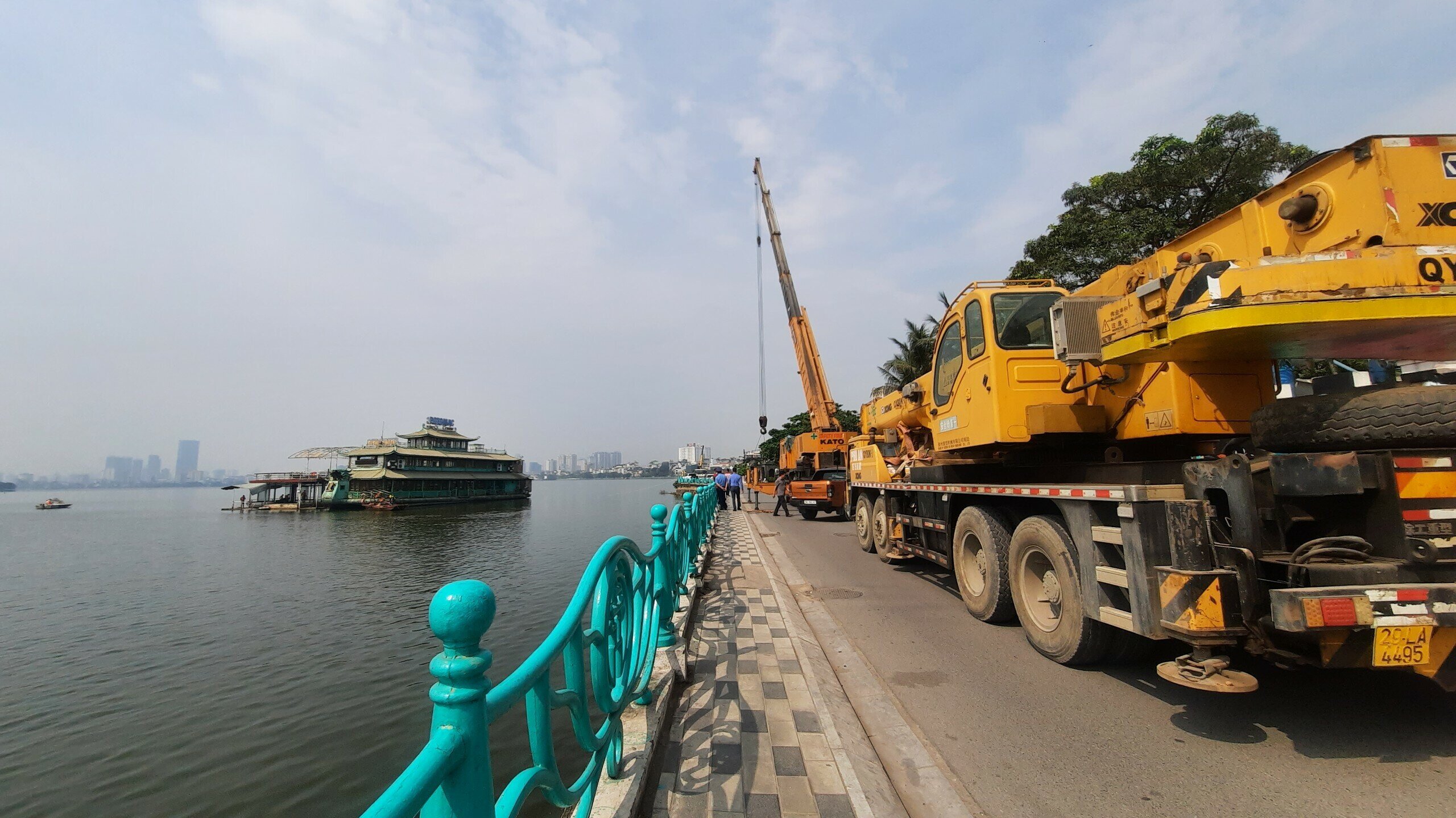 8h ng&agrave;y 27/4, UBND quận T&acirc;y Hồ (TP H&agrave; Nội) tổ chức thực hiện cưỡng chế trục vớt, thanh thải t&agrave;i sản bị ch&igrave;m đắm (bến cập du thuyền) tại khu vực tiếp gi&aacute;p Đầm Bẩy, hồ T&acirc;y (phường Nhật T&acirc;n) của C&ocirc;ng ty Cổ phần S&ocirc;ng Potomac.