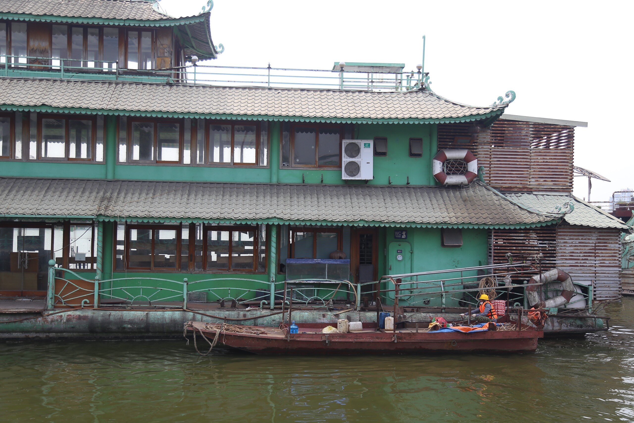 Từ năm 2017, UBND TP H&agrave; Nội đ&atilde; c&oacute; chỉ đạo chấm dứt to&agrave;n bộ hoạt động của c&aacute;c doanh nghiệp kinh doanh trong phạm vi quản l&yacute; hồ T&acirc;y; x&aacute;c định vị tr&iacute; tập kết v&agrave; tổ chức di chuyển c&aacute;c t&agrave;u, thuyền, phương tiện nổi về 1 vị tr&iacute; tập kết, x&acirc;y dựng kế hoạch th&aacute;o dỡ, di dời triệt để c&aacute;c phương tiện n&agrave;y ra khỏi hồ T&acirc;y.