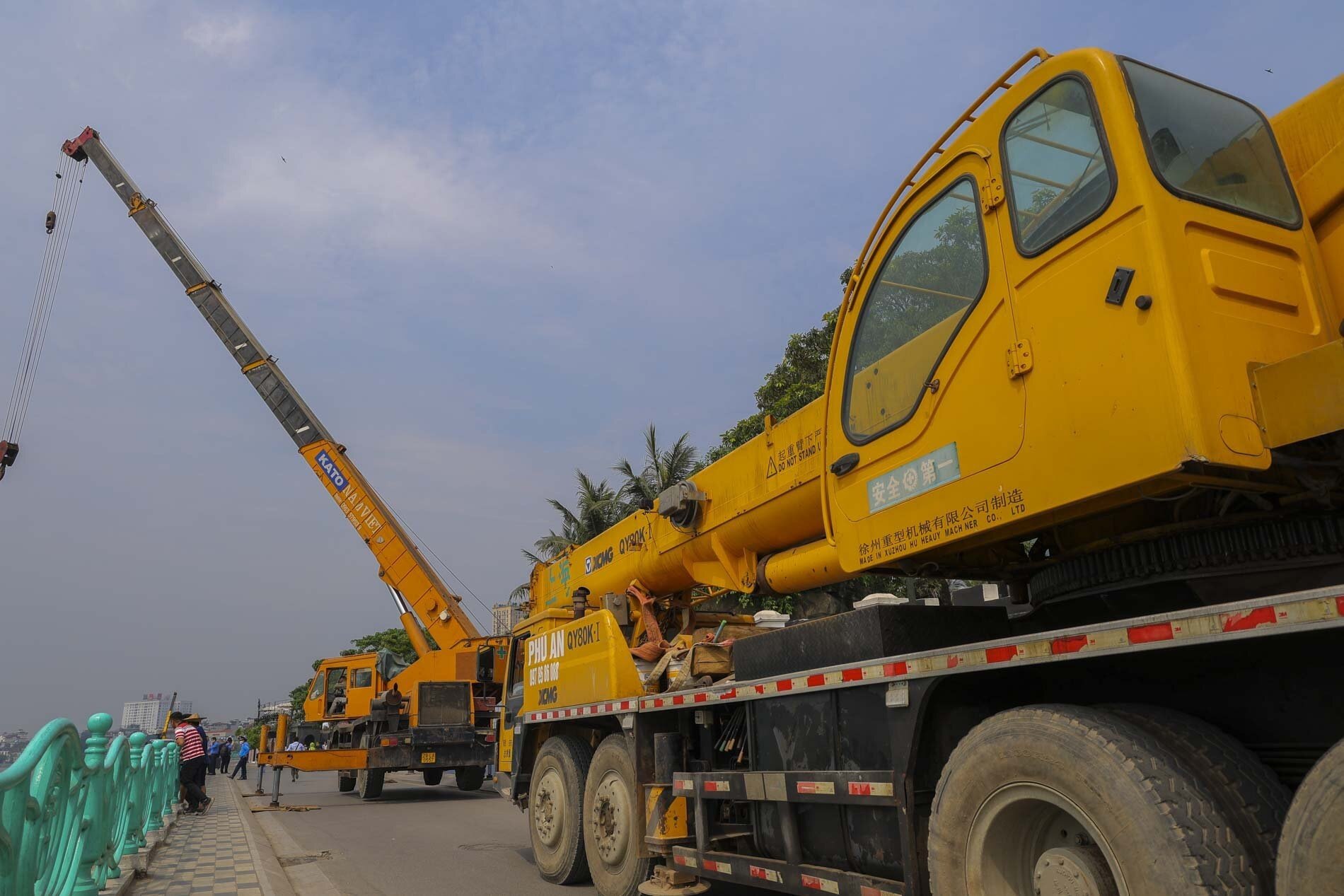 Ghi nhận của PV B&aacute;o Giao th&ocirc;ng, từ s&aacute;ng sớm, những phương tiện, thiết bị phục vụ cho việc cưỡng chế, th&aacute;o dỡ như cần cẩu hạng nặng, m&aacute;y m&oacute;c cắt, thuyền k&eacute;o... đ&atilde; được đơn vị th&aacute;o dỡ huy động về khu vực hồ T&acirc;y để sẵn s&agrave;ng th&aacute;o dỡ bến du thuyền "ma".