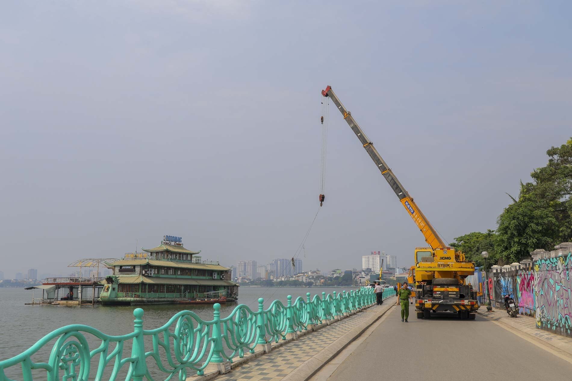 V&igrave; bến cập du thuyền nằm ph&iacute;a ngo&agrave;i du thuyền n&ecirc;n đơn vị th&aacute;o dỡ đ&atilde; phải d&ugrave;ng thuyền k&eacute;o v&agrave; cần cẩu đẩy du thuyền sang một b&ecirc;n để k&eacute;o bến cập du thuyền v&agrave;o gần bờ, sau đ&oacute; mới tiến h&agrave;nh th&aacute;o dỡ.