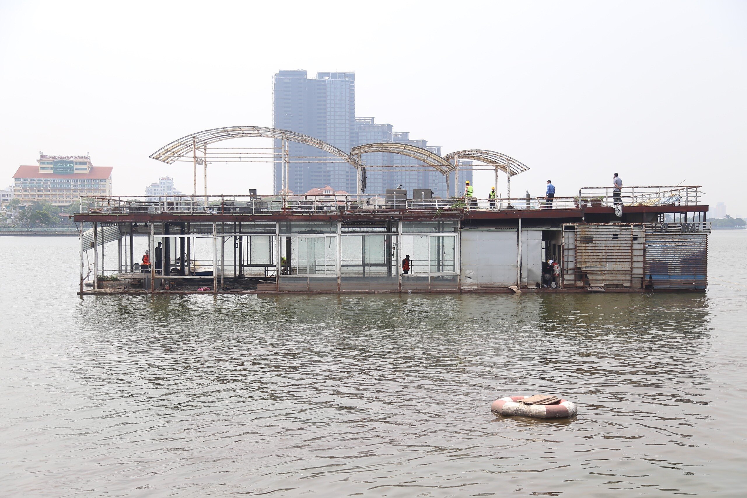 "Ch&uacute;ng t&ocirc;i sẽ tập trung thực hiện th&aacute;o dỡ bắt đầu từ ng&agrave;y h&ocirc;m nay cho đến l&uacute;c n&agrave;o xong th&igrave; dừng lại, kể cả v&agrave;o những ng&agrave;y nghỉ lễ 30/4 - 1/5. Thời gian n&agrave;y, ch&uacute;ng t&ocirc;i sẽ tập trung thực hiện giải quyết dứt điểm đối với c&aacute;c bến cập du thuyền", &ocirc;ng Tuấn n&oacute;i.