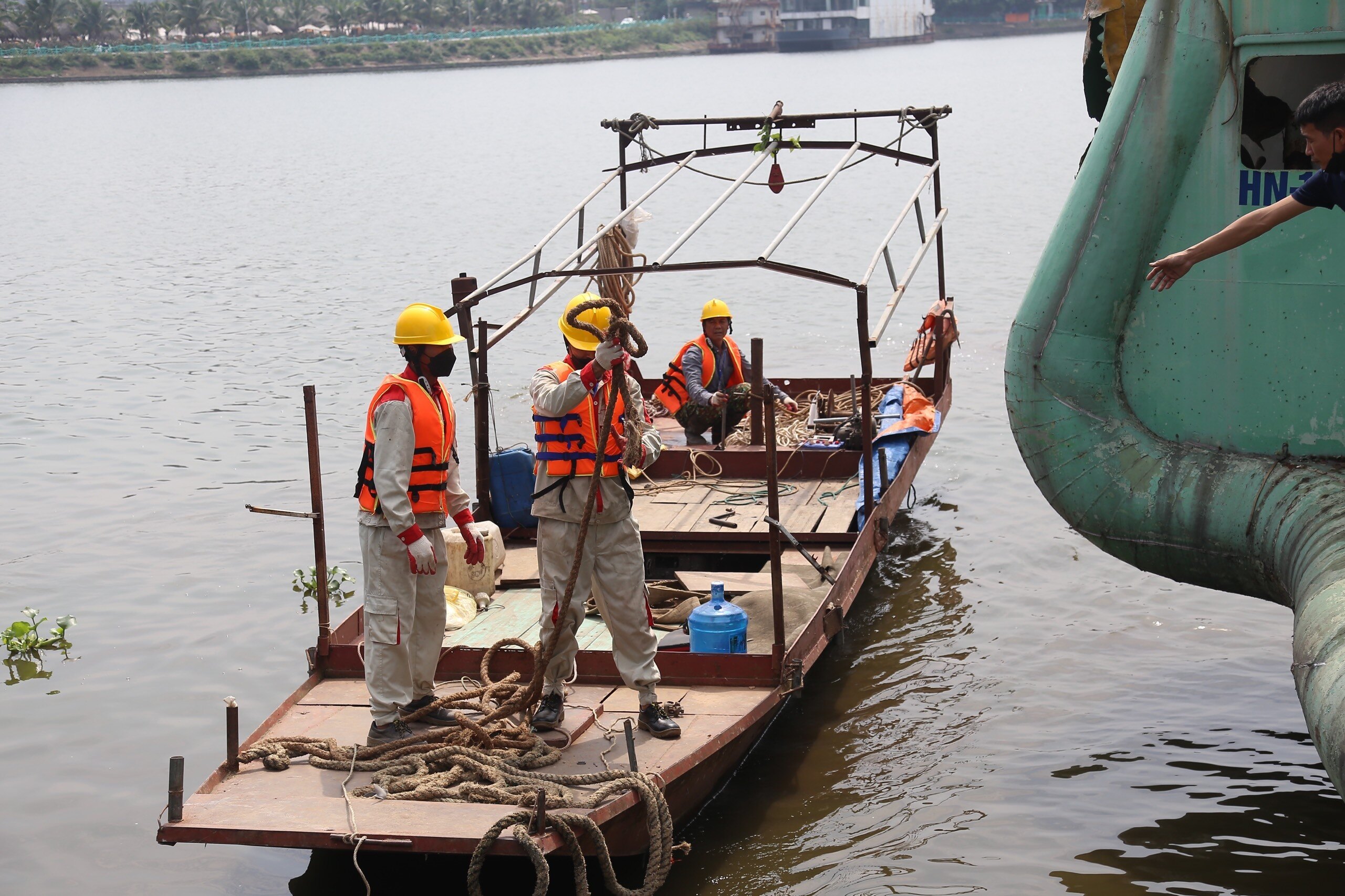 Trao đổi với PV B&aacute;o Giao th&ocirc;ng, &ocirc;ng C&ocirc;ng Minh Tuấn, Ph&oacute; Chủ tịch UBND phường Nhật T&acirc;n cho biết, thực hiện chỉ đạo của UBND TP H&agrave; Nội, UBND quận T&acirc;y Hồ, h&ocirc;m nay phường Nhật T&acirc;n đ&atilde; tổ chức th&aacute;o dỡ, di dời một chiếc bến cập du thuyền đ&atilde; bị ch&igrave;m theo c&aacute;c quyết định đ&atilde; ban h&agrave;nh.