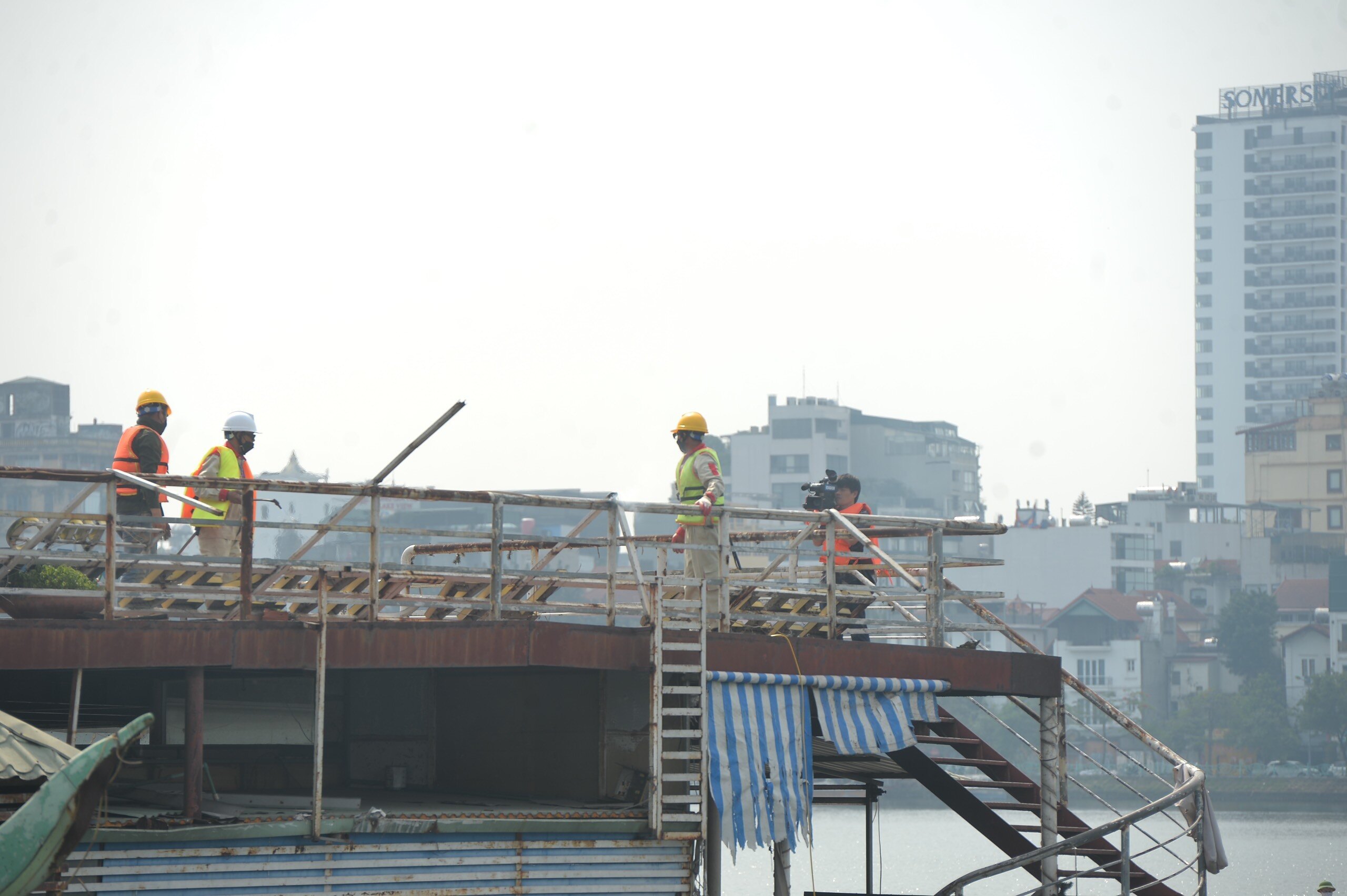 Sau khi ổn định được vị tr&iacute; của bến cập du thuyền, c&aacute;c c&ocirc;ng nh&acirc;n đ&atilde; tiến h&agrave;nh th&aacute;o dỡ từ ph&iacute;a tr&ecirc;n trước rồi mới đến ph&iacute;a dưới.