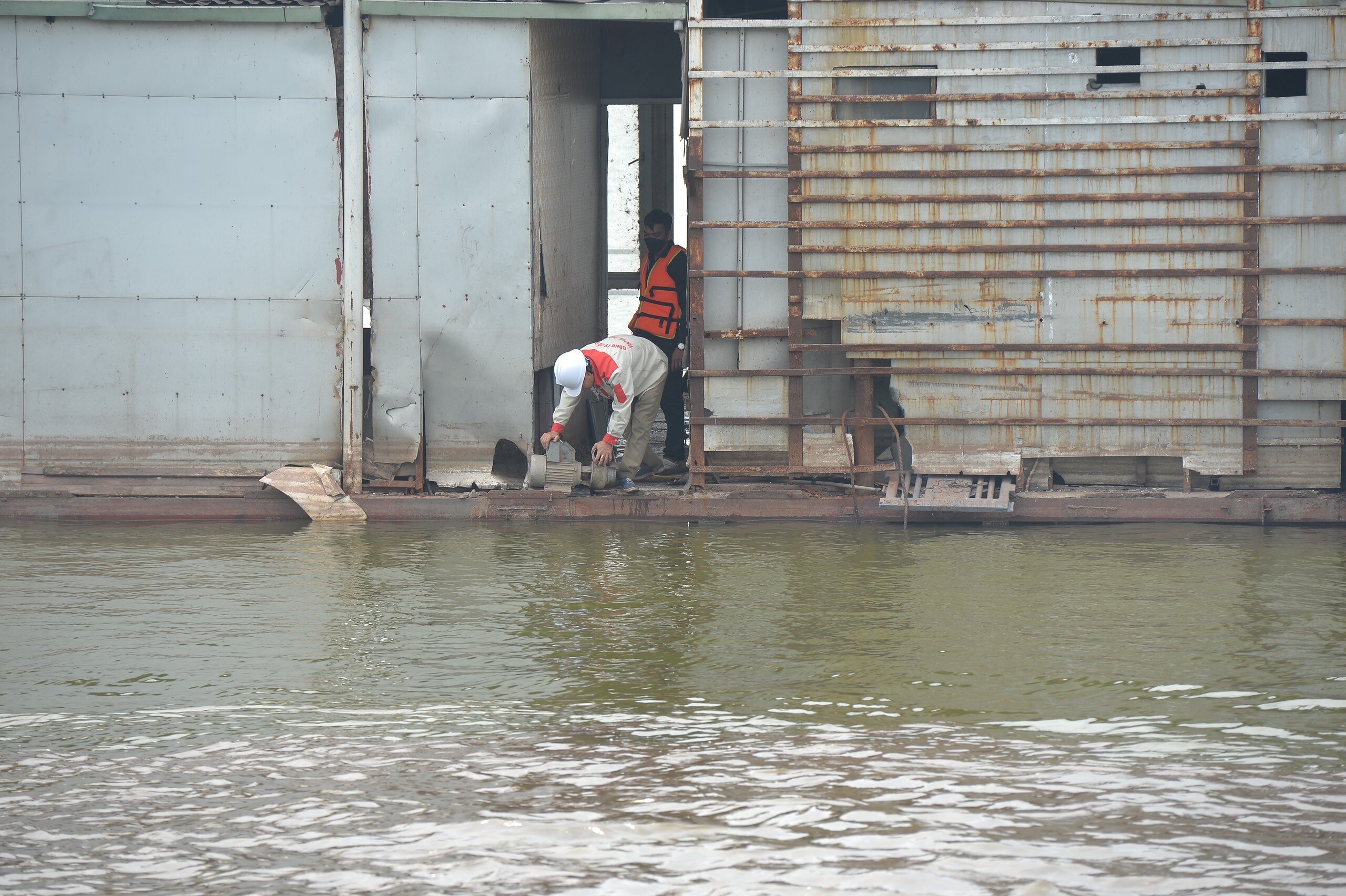 Hiện nay bến cập du thuyền n&agrave;y đ&atilde; bị nước tr&agrave;n v&agrave;o khoang, v&igrave; thế c&aacute;c c&ocirc;ng nh&acirc;n đ&atilde; phải tiến h&agrave;nh bơm nước từ b&ecirc;n trong ra ngo&agrave;i để bến cập n&agrave;y nổi l&ecirc;n, từ đ&oacute; di chuyển v&agrave;o gần bờ dễ d&agrave;ng hơn.