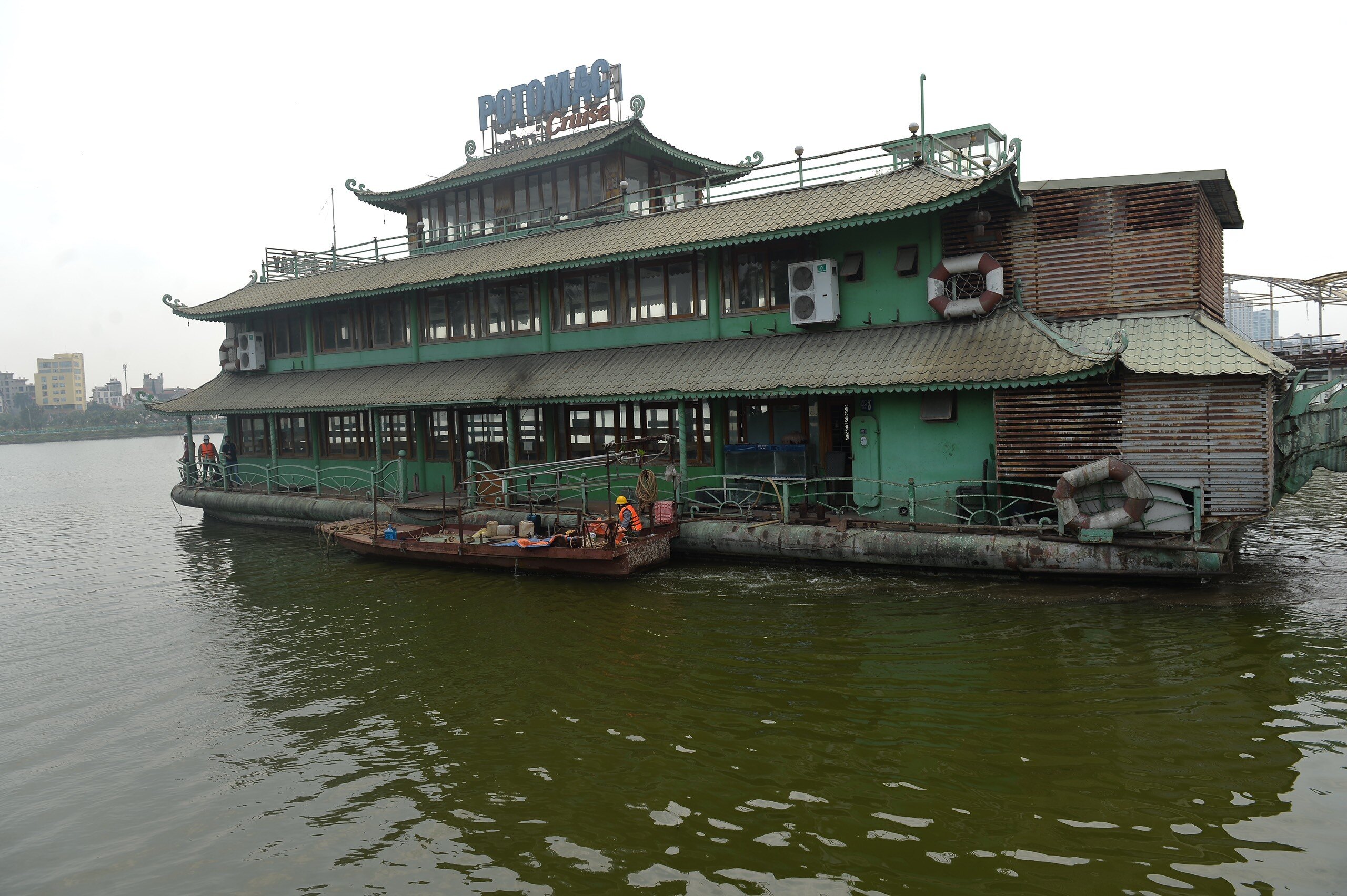 Ph&oacute; Chủ tịch UBND phường Nhật T&acirc;n cũng cho biết, bước đầu, cơ quan chức năng tập trung thực hiện quyết định &aacute;p dụng c&aacute;ch cưỡng chế khắc phục hậu quả đối với bến cập du thuyền, phần s&agrave;n ch&igrave;m của C&ocirc;ng ty CP S&ocirc;ng Potomac, sau đ&oacute; sẽ tiếp tục x&acirc;y dựng kế hoạch để di chuyển, di dời, th&aacute;o dỡ nốt c&aacute;c phương tiện c&ograve;n lại của C&ocirc;ng ty Cổ phần Nh&agrave; nổi Hồ T&acirc;y.