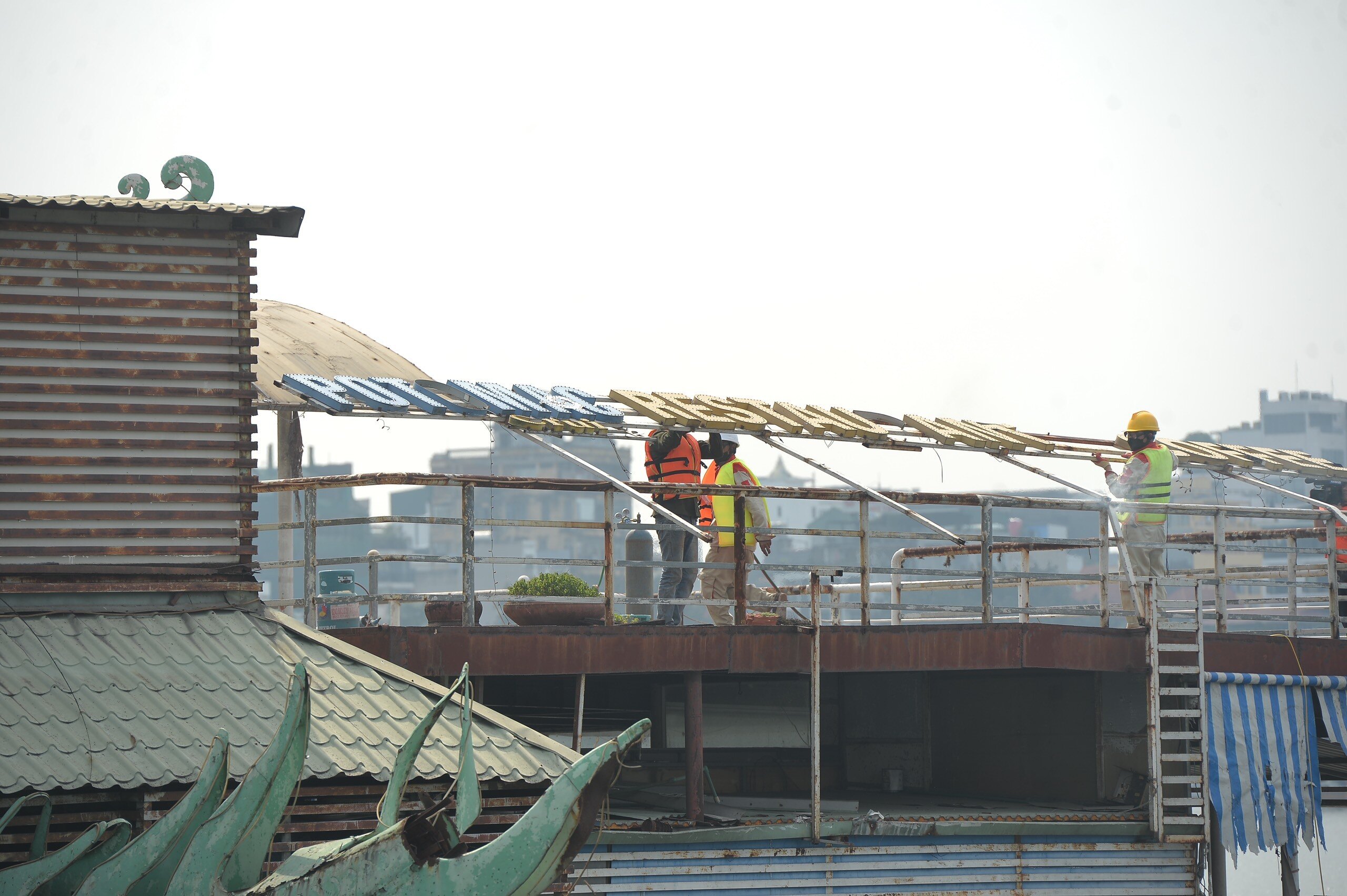 Theo &ocirc;ng Tuấn, trong qu&aacute; tr&igrave;nh thực hiện cũng gặp rất nhiều kh&oacute; khăn. V&igrave; c&aacute;c chủ phương tiện kh&ocirc;ng hợp t&aacute;c với UBND phường trong việc di dời.
