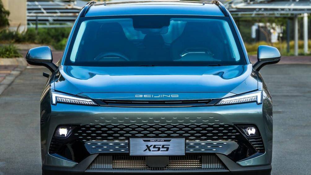 Beijing X55 2023 sở hữu thiết kế nổi bật hơn với lưới tản nhiệt có màu sơn cùng màu thân xe