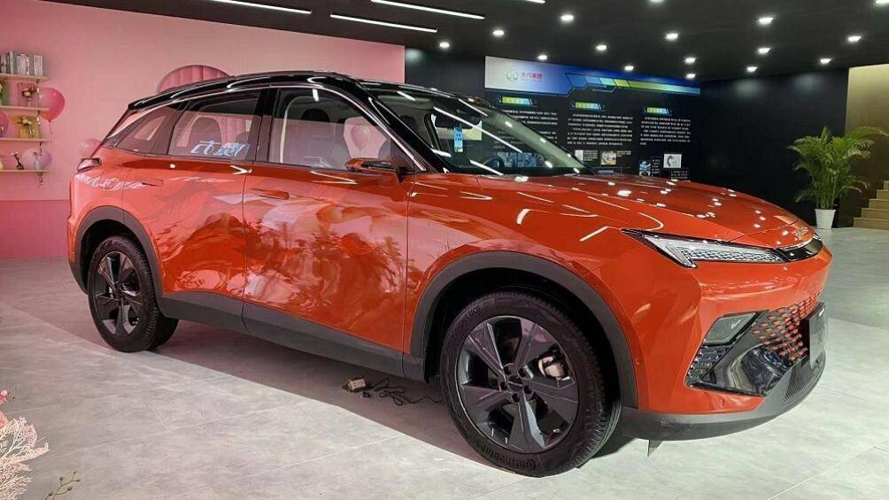 Bên cạnh đó là hệ thống đèn 2 tầng trên đầu xe khá "bắt trend". Nằm phía trên là dải đèn LED định vị ban ngày hình chữ "L"