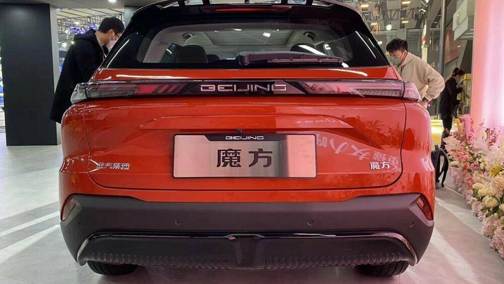 Phía sau Beijing X55 2023 là cụm đèn hậu thanh mảnh, được nối với nhau bằng nẹp màu đen bóng ở giữa