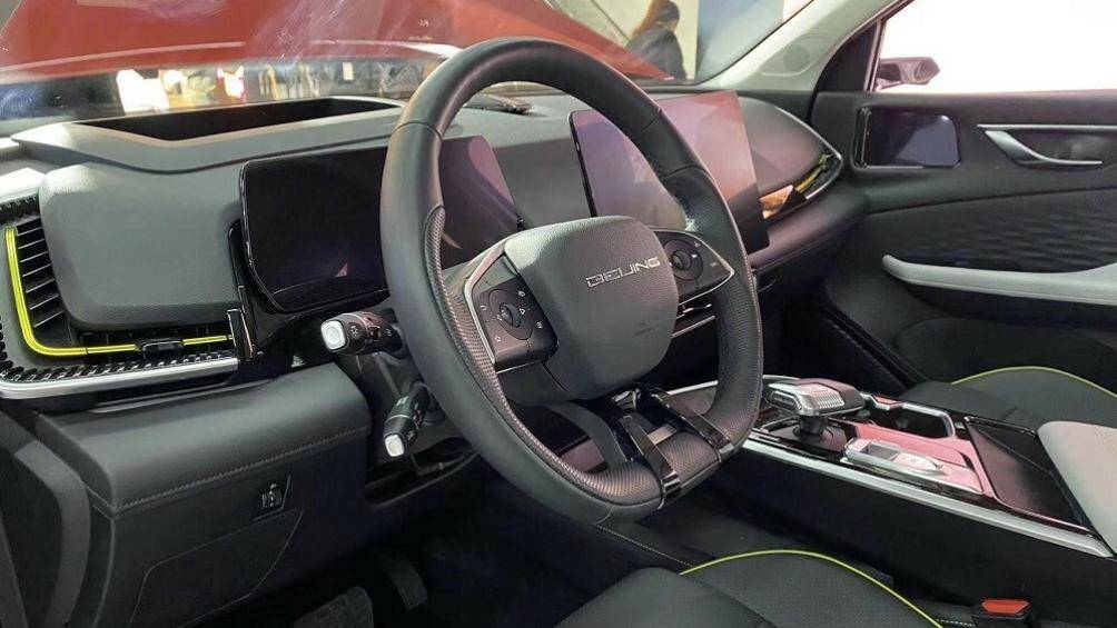 Phía sau vô lăng là bảng đồng hồ kỹ thuật số 10,1 inch tách rời với màn hình cảm ứng trung tâm 14,6 inch