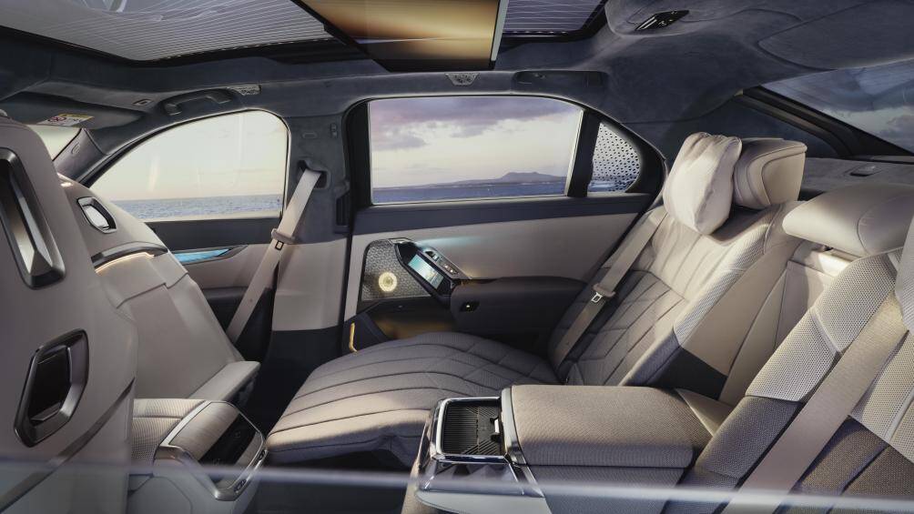 Hàng ghế sau dành cho ông chủ thậm chí sở hữu nhiều công nghệ tiện nghi, hiện đại vượt bậc trong phân khúc