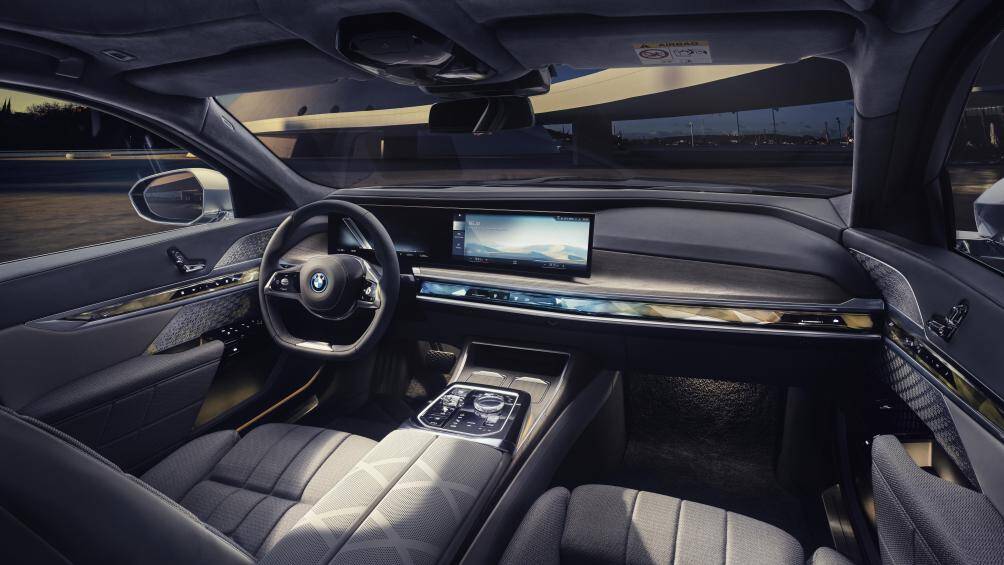 Chính giữa khoang cabin là cụm màn hình đôi cỡ lớn, cửa gió hàng trước dạng "ẩn"...