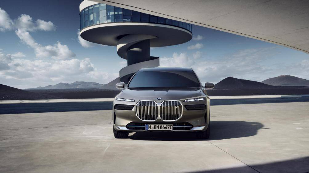 Tổng thể thiết kế nội, ngoại thất, BMW i7 gần như tương đồng với 7-Series 2023. Lưới tản nhiệt quả thận đặc trưng được phủ kín để tối ưu hoá tính khí động học. Để nhận diện BMW i7, xe có logo BMW i, các thanh ngang ở hốc hút gió phía dưới cản trước, chi tiết trang trí ở ốp sườn bên hông xe, ốp cản sau và viền logo BMW đều có màu xanh BMW i Blue nổi bật