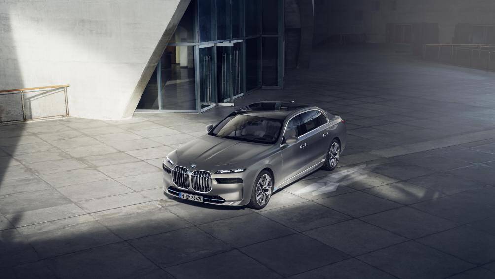 BMW i7 là ô tô điện hạng sang đầu tiên được Thaco nhập khẩu, phân phối tại thị trường Việt Nam. Xe chỉ có một phiên bản duy nhất là xDrive60 Pure Excellence, có giá bán 7,199 tỷ đồng