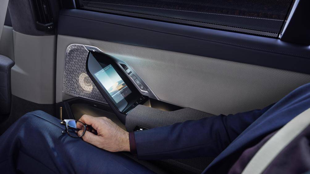 Các ông chủ có thể điều khiển tính năng trên xe thông qua hai màn hình cảm ứng 5,5 inch đặt ở cửa xe hàng ghế sau