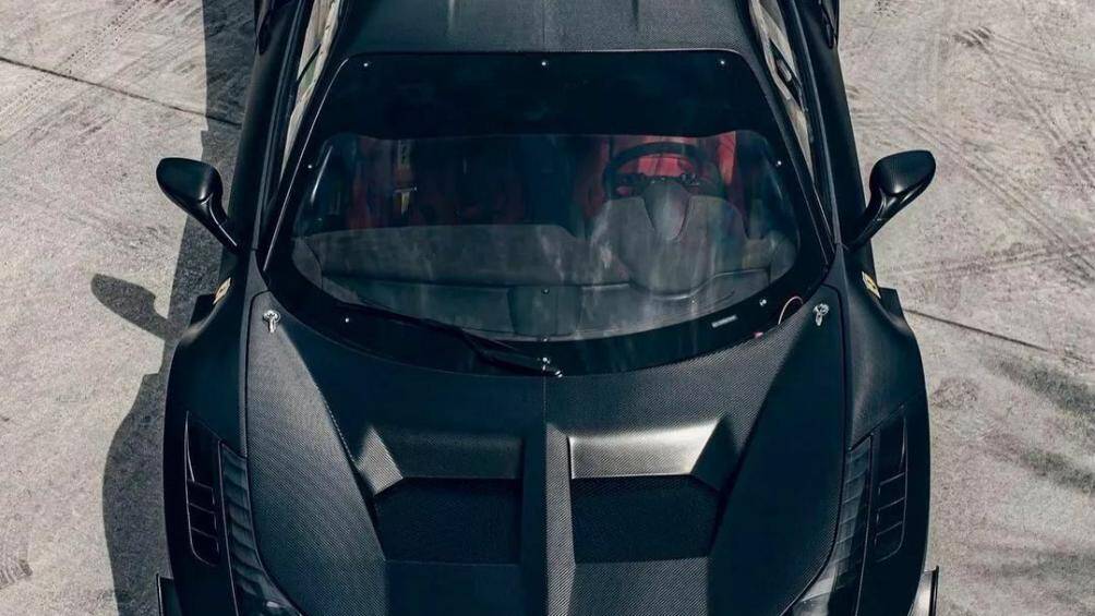 Đối với dự án Silhouette, hãng độ đến từ Nhật Bản - Liberty Walk - đã thay thế nhiều chi tiết thân xe bằng sợi carbon