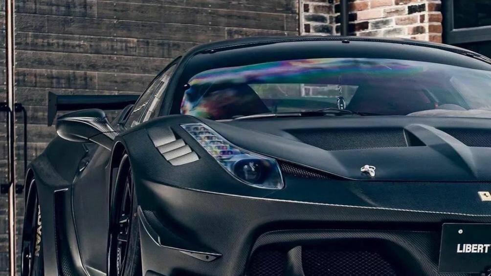 Phần mui xe mới với hai đường gân dập nổi, nắp capo có các khe hút gió cùng các tấm ốp