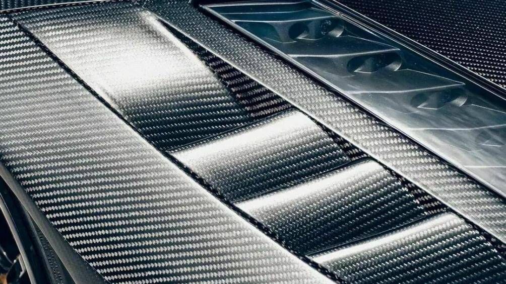 Liberty Walk sau đó trang bị gương chiếu hậu mới làm bằng sợi carbon, các tấm cửa mới và ốp hông tối ưu khí động học