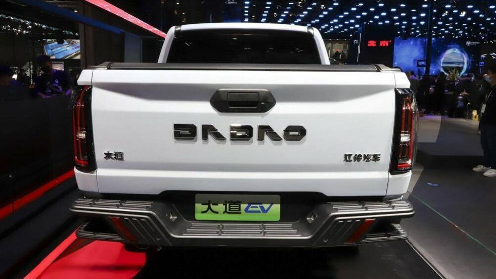 Phiên bản tiêu chuẩn của Dadao không có bất kỳ chi tiết trang trí nào bằng nhựa ở phần dưới thân xe, trừ phiên bản địa hình