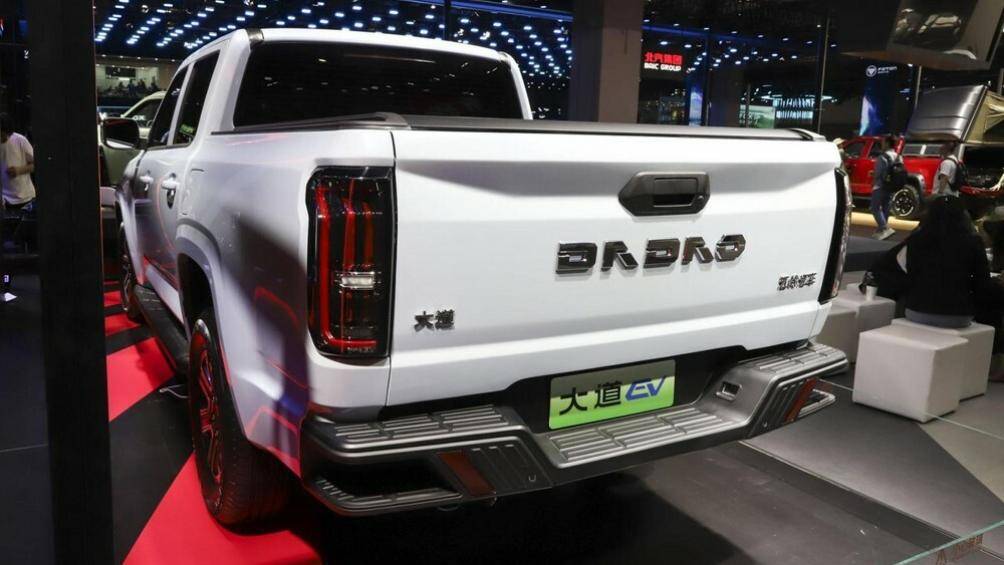 Cấu hình xăng sử dụng động cơ Ecoboost, dung tích 2.3 lít của Ford tạo ra công suất tối đa 258 mã lực và 450 Nm