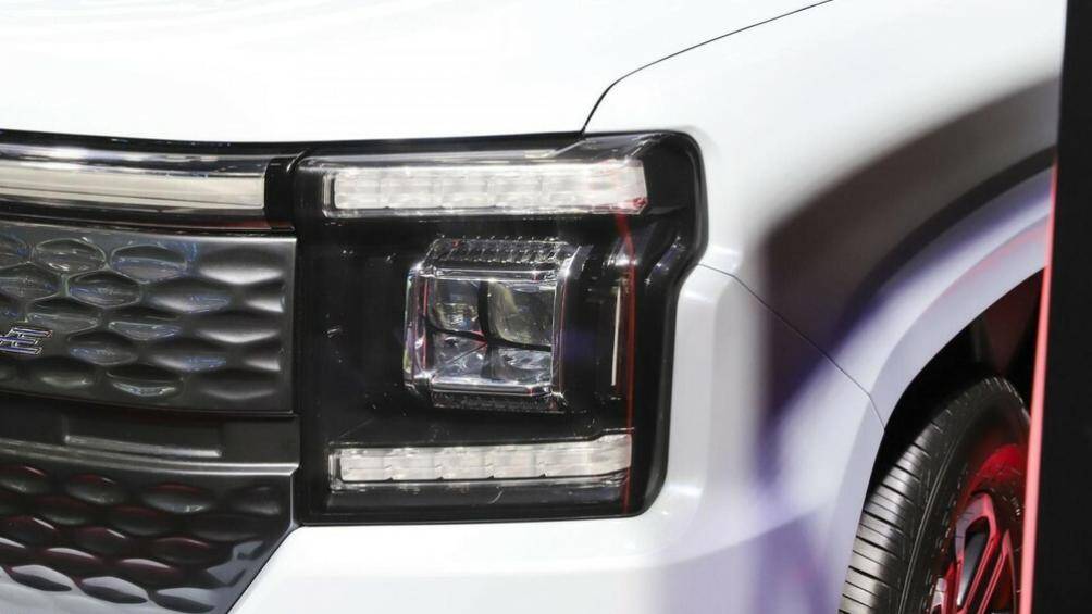 Vô-lăng có dạng khối kỳ lạ với thiết kế chữ D kép