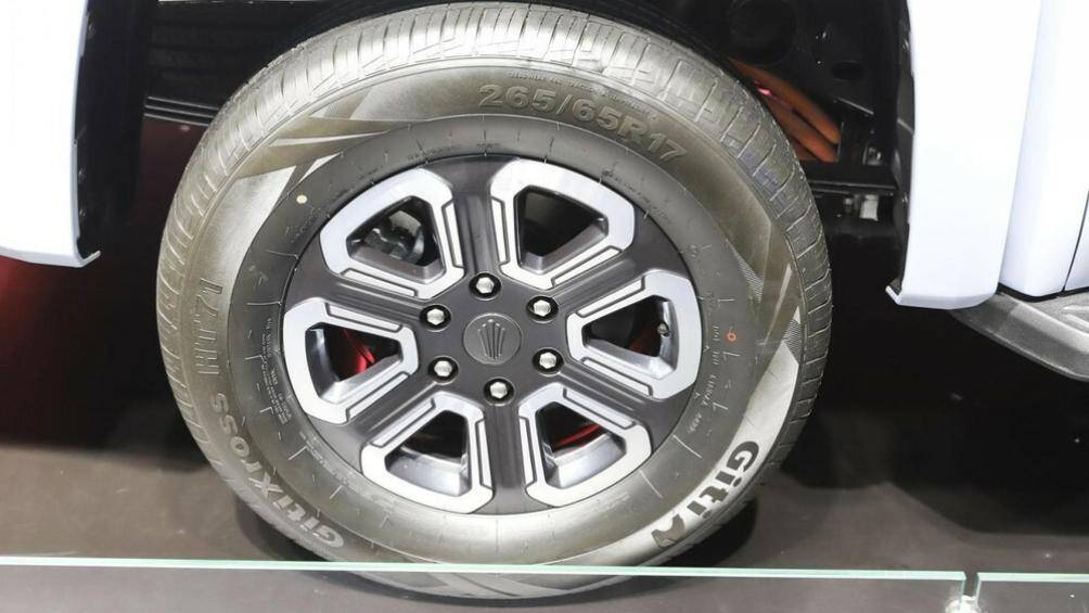 Phiên bản dầu sử dụng động cơ dầu diesel 2,3 lít cho công suất 177 mã lực và 450 Nm