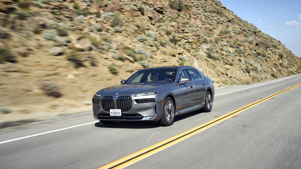 BMW i7 sử dụng công nghệ BMW eDrive thế hệ thứ 5 bao gồm các bộ truyền động tích hợp ở trục trước và sau, kết hợp với động cơ điện, công nghệ sạc tiên tiến và Pin điện áp cao mang đến khả năng vận hành mạnh mẽ cho BMW i7