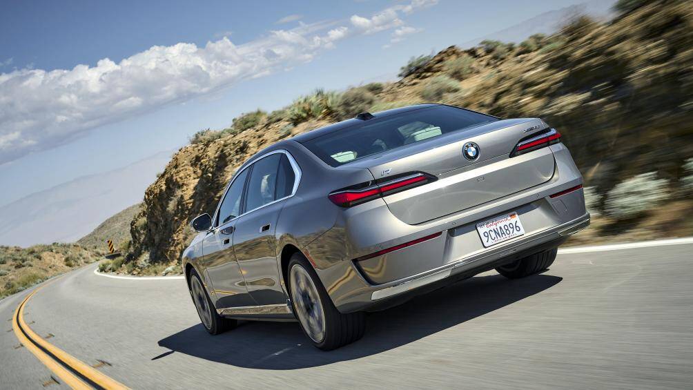 Khách hàng khi bước vào BMW i7 sẽ được chào mừng bằng hệ thống ấm thanh BMW IconicSounds Electric. Các thao tác như bấm nút khởi động hoặc tắt máy xe đều sẽ đi kèm âm thanh cảm ứng theo từng thao tác trên xe tạo nên cảm giác hiện đại dành cho chủ nhân