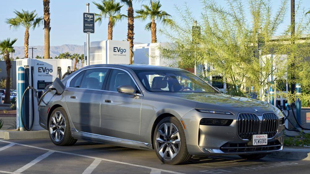 Tổng công suất từ động cơ điện trên BMW i7 đạt 400 kW, cho xe khả năng tăng tốc từ 0 – 100 km/h chỉ trong 4,7 giây trước khi đạt vận tốc đối đa được giới hạn điện tử là 240 km/h. Pin của xe có thể hoạt động quãng đường từ 590 – 625 km sau mỗi lần sạc đầy