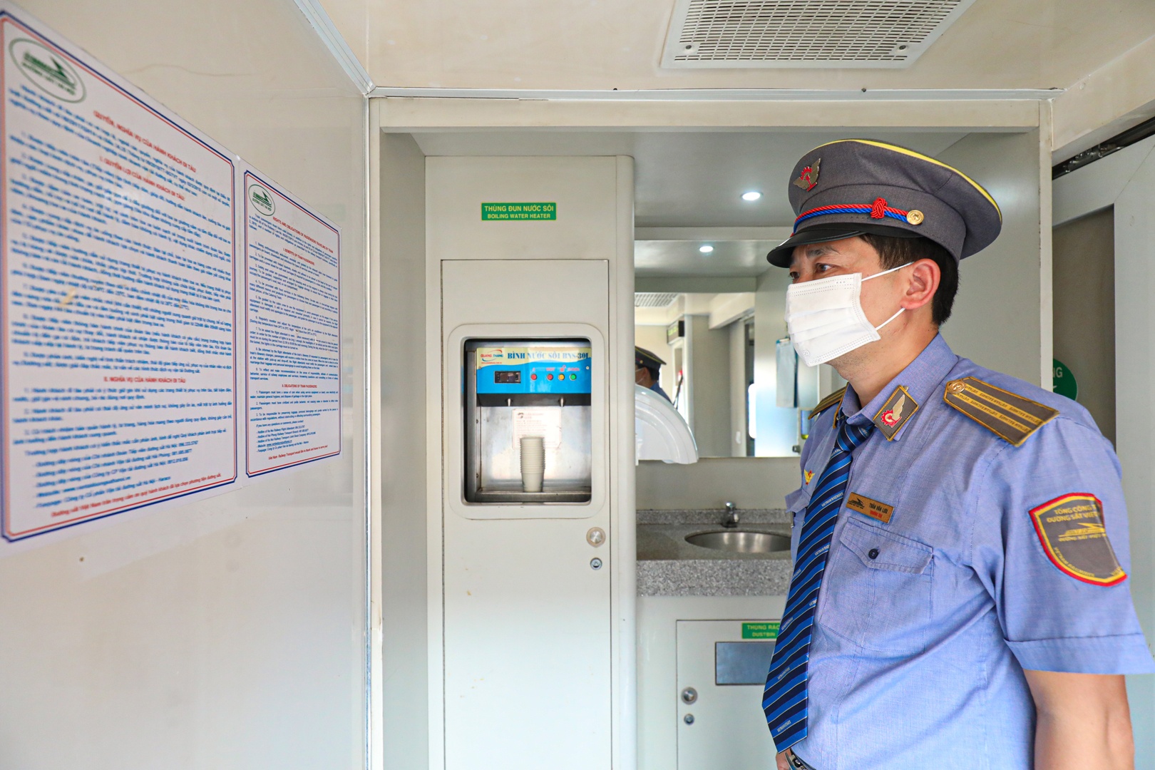 Kiểm tra các trang thiết bị phục vụ hành khách như máy đun nước, bảng chỉ dẫn trên tàu