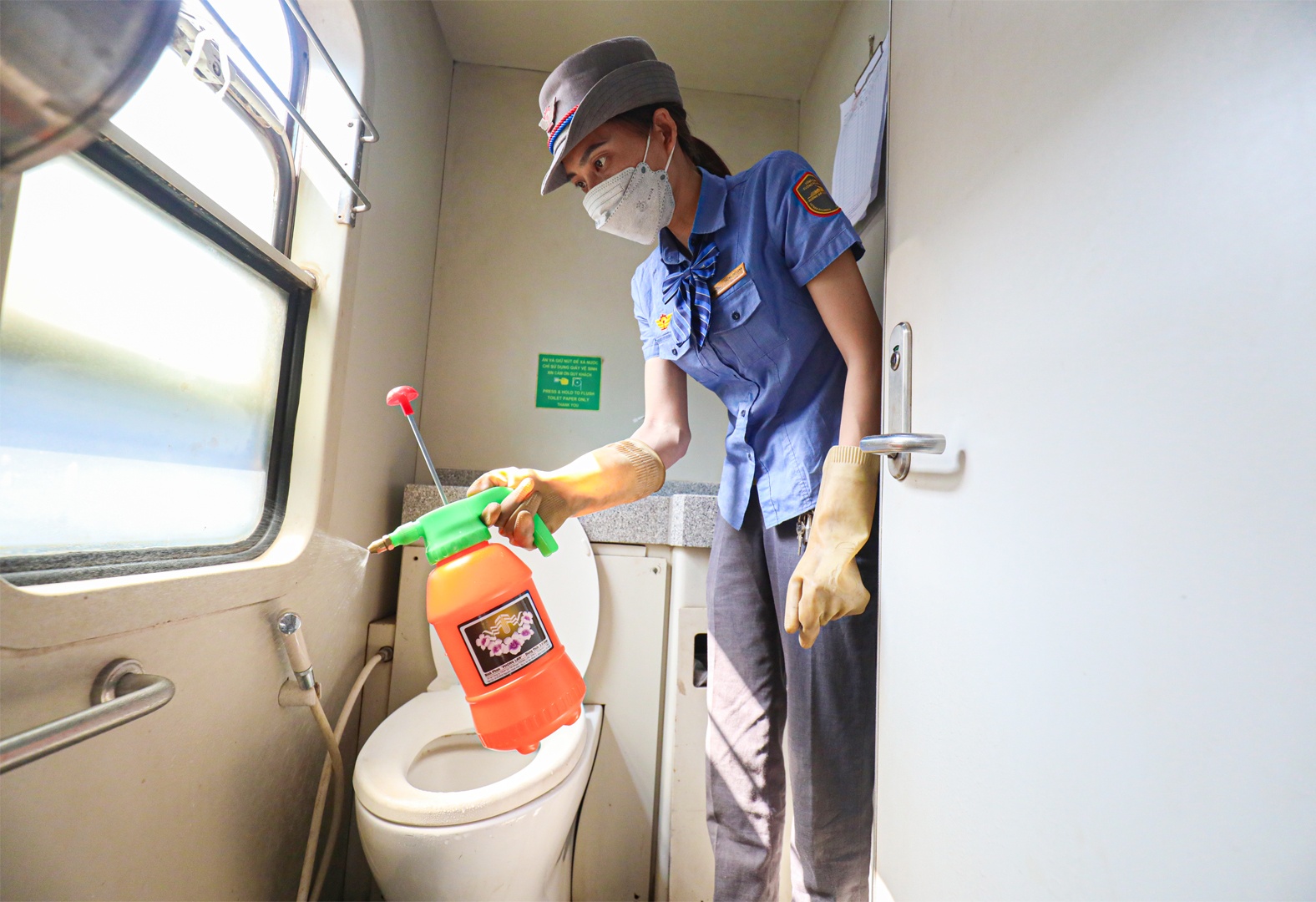 Các tổ tàu cũng phải chuẩn bị cơ số thuốc, hóa chất, trang thiết bị và bảo hộ phòng dịch đầy đủ, tránh lây nhiễm chéo. Khi phát hiện hành khách có triệu chứng ho, sốt, khó thở, cần cách ly ngay và báo cáo đơn vị để được hướng dẫn và xử trí kịp thời (Ảnh: Trong buồng vệ sinh, ngoài xịt khử khuẩn, còn xịt tinh dầu quế để khử mùi hôi, tạo mùi thơm)