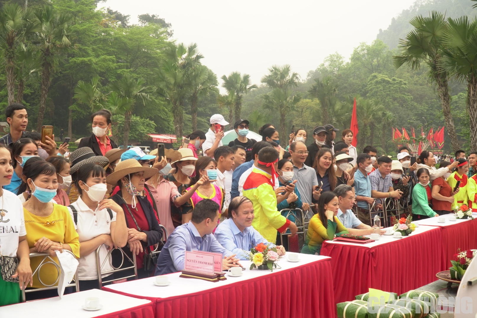 Đông đảo người dân có mặt tại hội thi để cổ vũ cho các đội tham dự