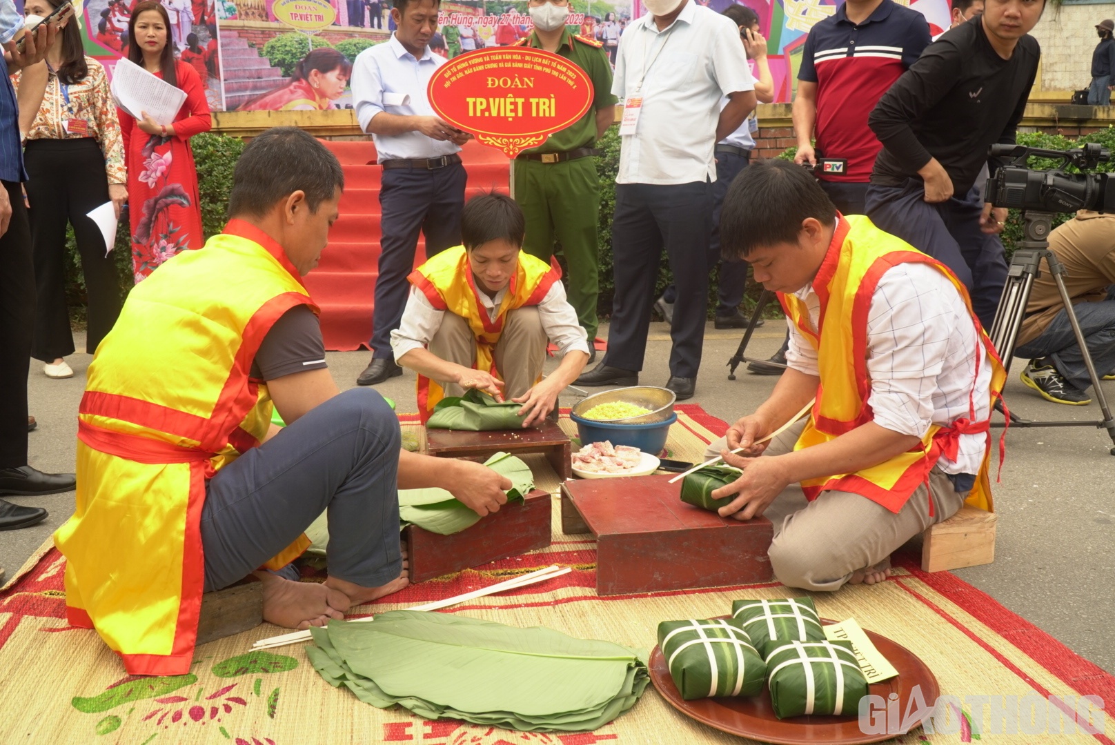 Các đội sẽ thi gói, nấu bánh chưng vào buổi sáng. Mỗi đội dự thi gói bánh không quá 3 nghệ nhân tham gia và phải sử dụng trang phục lễ hội truyền thống của địa phương, gói 10 chiếc bánh chưng vuông trong thời gian tối đa 10 phút