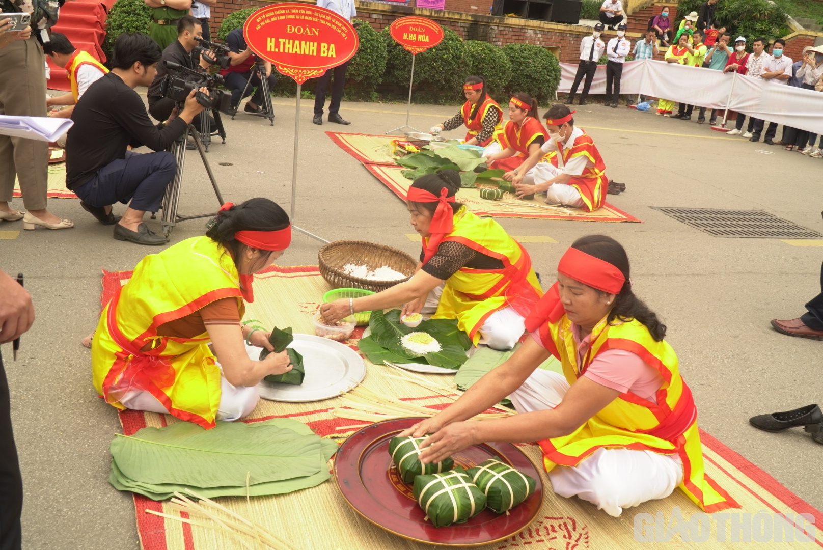 Ngày 27/4 (tức 8/3 Âm lịch), tại Khu di tích lịch sử Quốc gia đặc biệt Đền Hùng, đã diễn ra Hội thi gói, nấu bánh chưng và giã bánh giầy tỉnh Phú Thọ lần thứ X, năm 2023