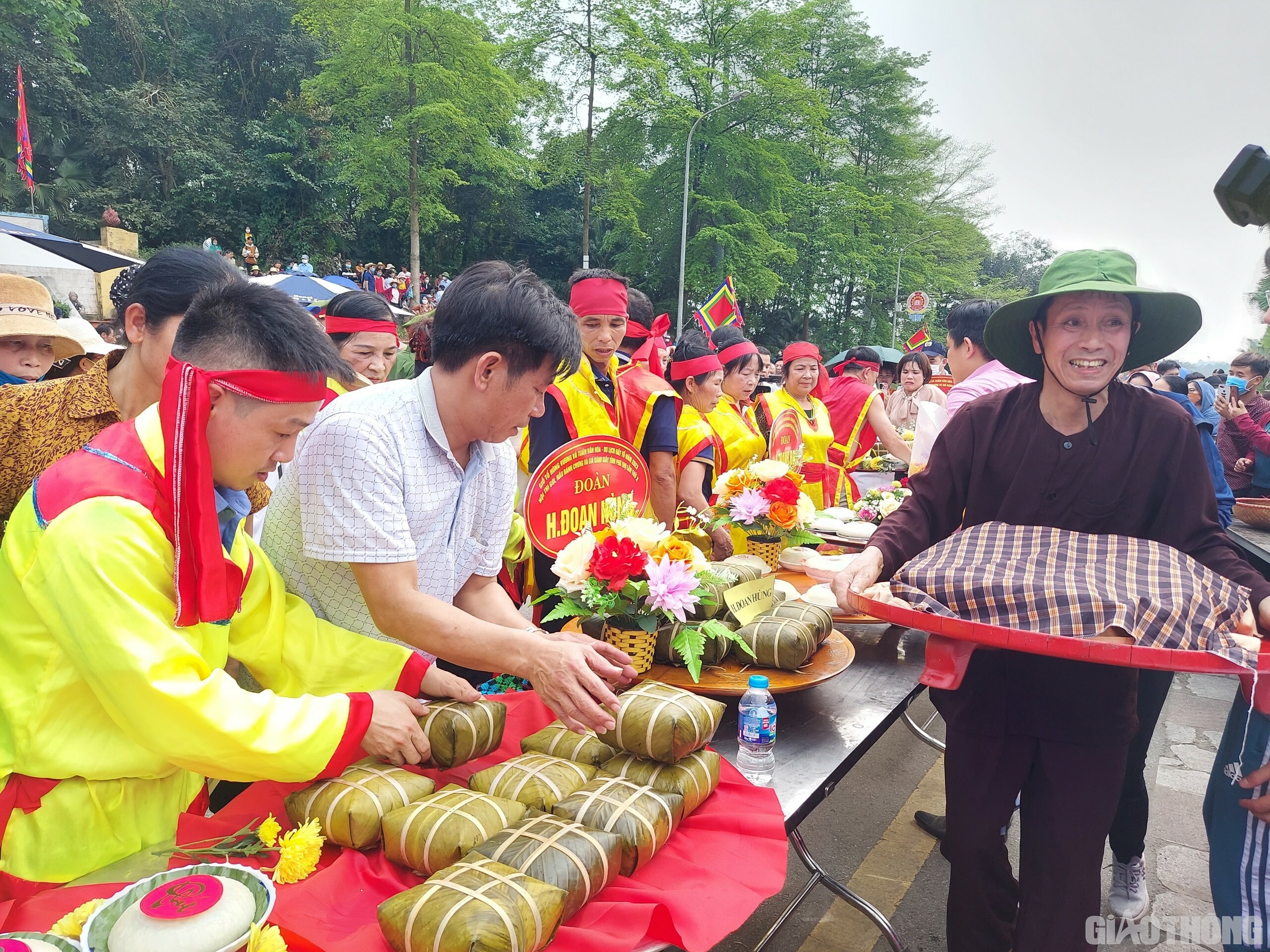 Bánh luộc chín vớt ra có hình thức đẹp, không rách lá, không méo vỡ, bánh chín rền, bóc ra có màu xanh, nhân bánh chính giữa, thơm ngon, mùi vị hấp dẫn. Bánh chưng vuông, cao thành, lạt buộc 4 dây, đều, đẹp