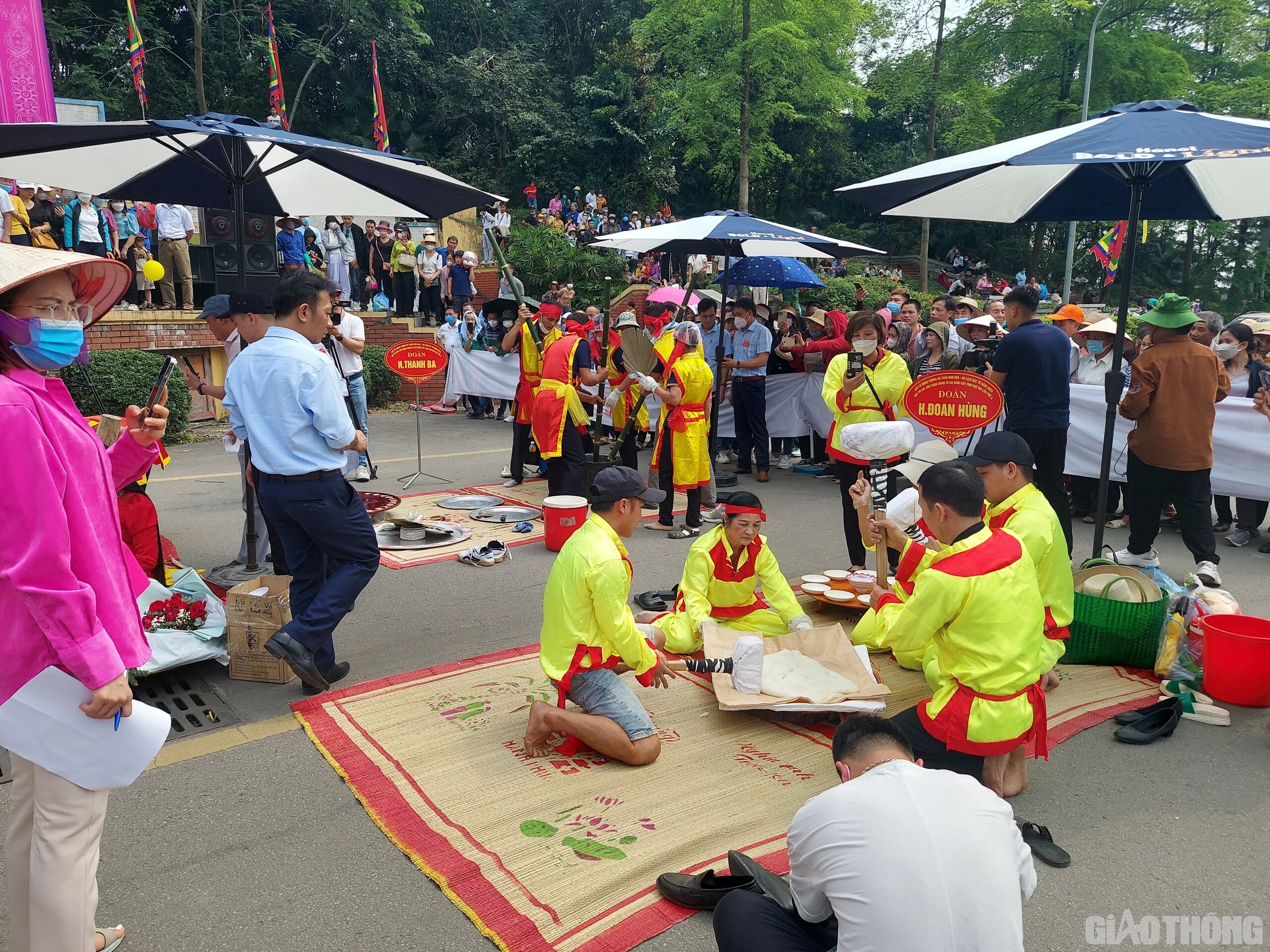 Buổi chiều, các đội tham gia thi giã bánh giầy. Mỗi đội dự thi không quá 5 người bao gồm người giã bánh, thổi xôi, bắt bánh. Các đội phải sử dụng trang phục lễ hội truyền thống của địa phương khi tham gia. Thời gian thổi xôi không quá 30 phút; giã bánh, bắt bánh không quá 15 phút