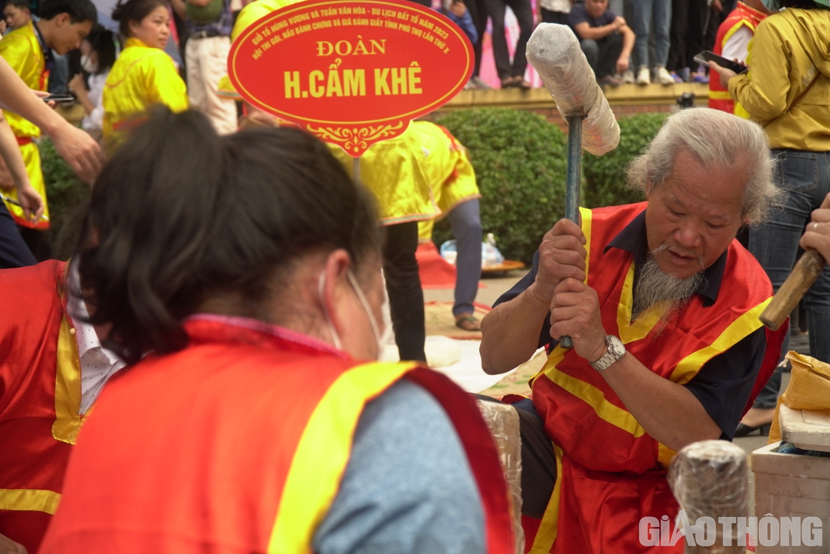 Cụ ông Nguyễn Công Khanh (gần 70 tuổi, đoàn dự thi huyện Cẩm Khê) chia sẻ: "Tôi đã có tuổi, nhưng vẫn tham gia hội thi, ở nhà tôi cũng có làm bánh giầy. Bánh giầy làm từ gạo là hạt ngọc trời, mình làm để dâng vua, nhớ công lao dựng nước của các vua Hùng, đồng thời cảm ơn trời, đất đã sinh ra hạt ngọc quý nuôi sống chúng ta"