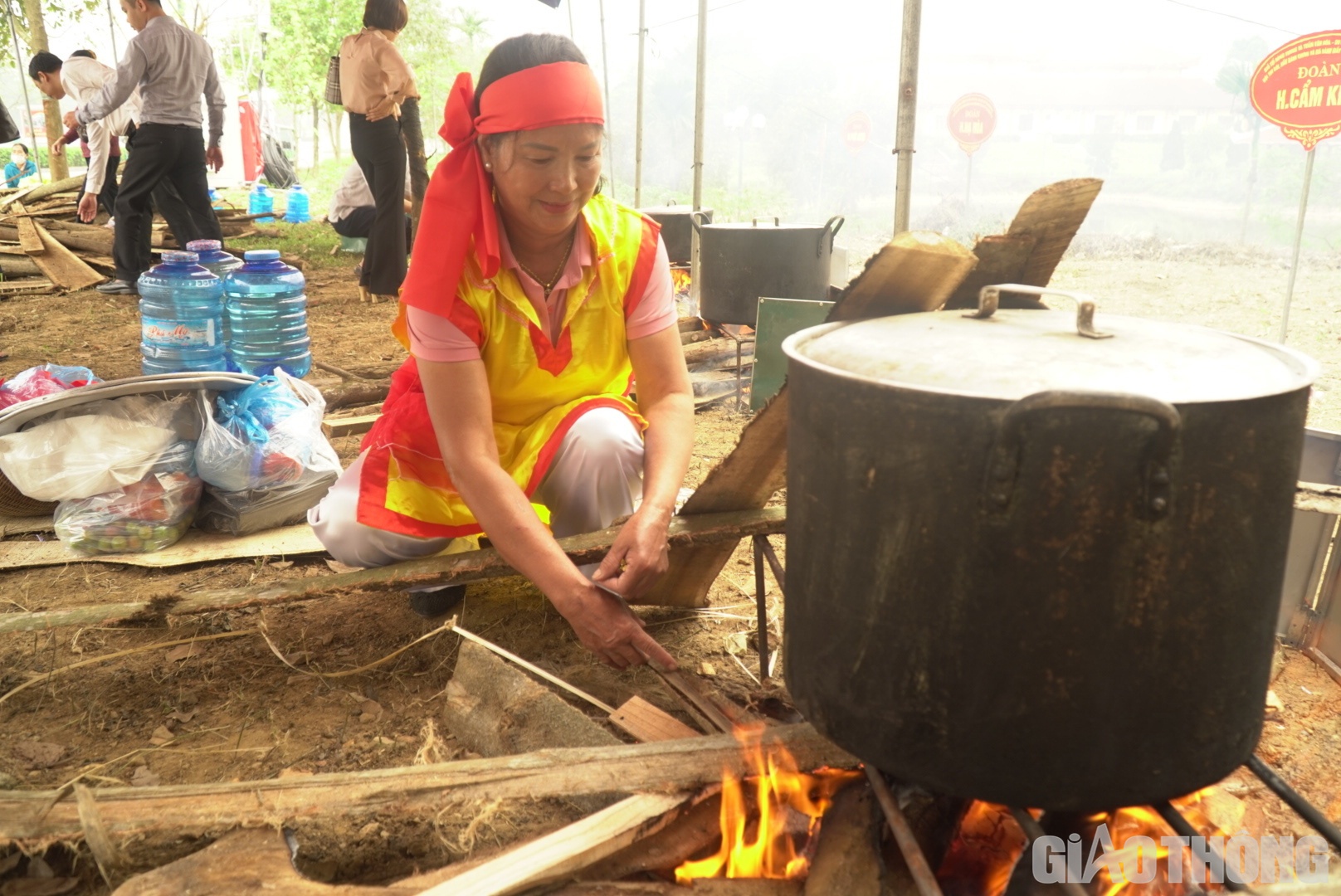 Sau khi gói xong, các đội sẽ đưa bánh chưng đi luộc, thời gian luộc không quá 5 tiếng. Cô Trần Thị Vui (63 tuổi, đoàn dự thi huyện Thanh Ba) chia sẻ: "Tôi đã tham gia cuộc thi 10 năm rồi, cuộc thi lan tỏa rất nhiều ý nghĩa, mang đậm nét bản sắc văn hóa Phú Thọ"