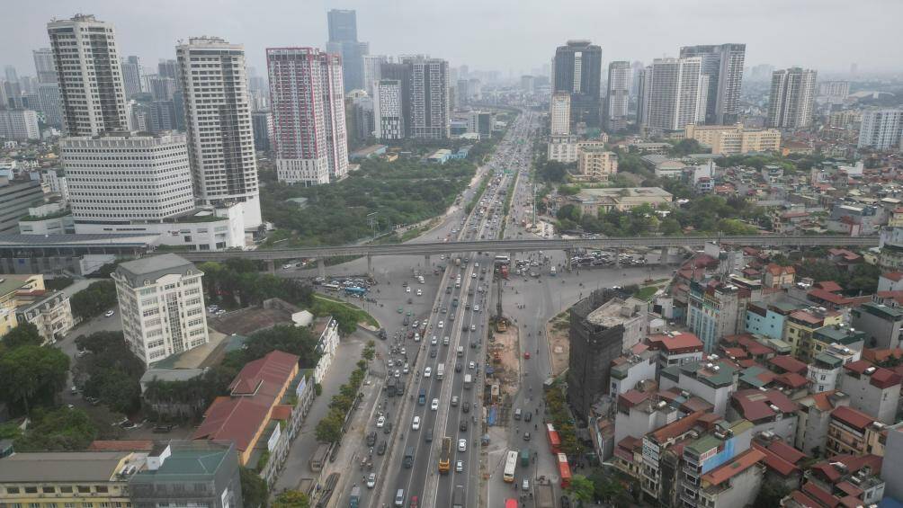 Qua màn hình flycam, lực lượng CSGT của Cục CSGT và Công an TP Hà Nội kịp thời điều hướng được các luồng phương tiện từ xa, tránh xảy ra ùn tắc cục bộ, đồng thời cũng giám sát chặt chẽ hoạt động của lực lượng làm nhiệm vụ ngoài đường.