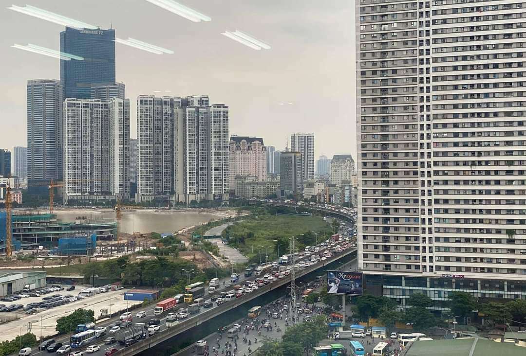 Ghi nhận thực tế cho thấy, chiều nay trên đường Vành đai 3 Hà Nội một số điểm đã xuất hiện ùn tắc cục bộ.