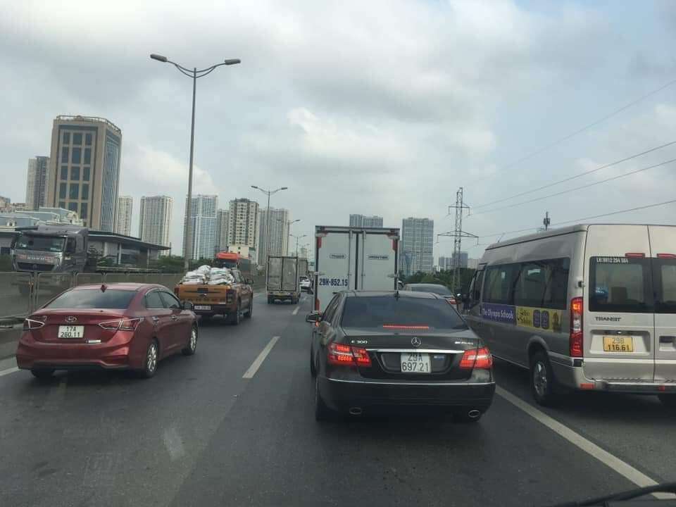 Nguyên nhân là do lượng phương tiện từ nội đô đổ về cửa ngõ phía Nam của thành phố tăng lên đột biến.