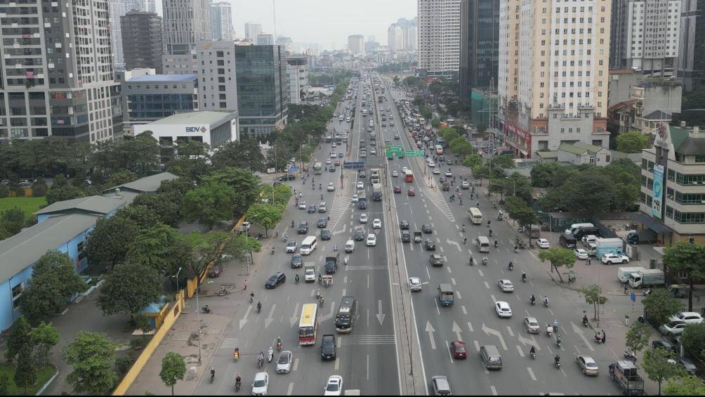 Khoảng 16h30, Đội CSGT số 6 (Công an TP Hà Nội) sử dụng flycam đã phát hiện trên đường Vành đai 3 đoạn qua Cầu Giấy - Nam Từ Liêm xuất hiện ùn tắc.