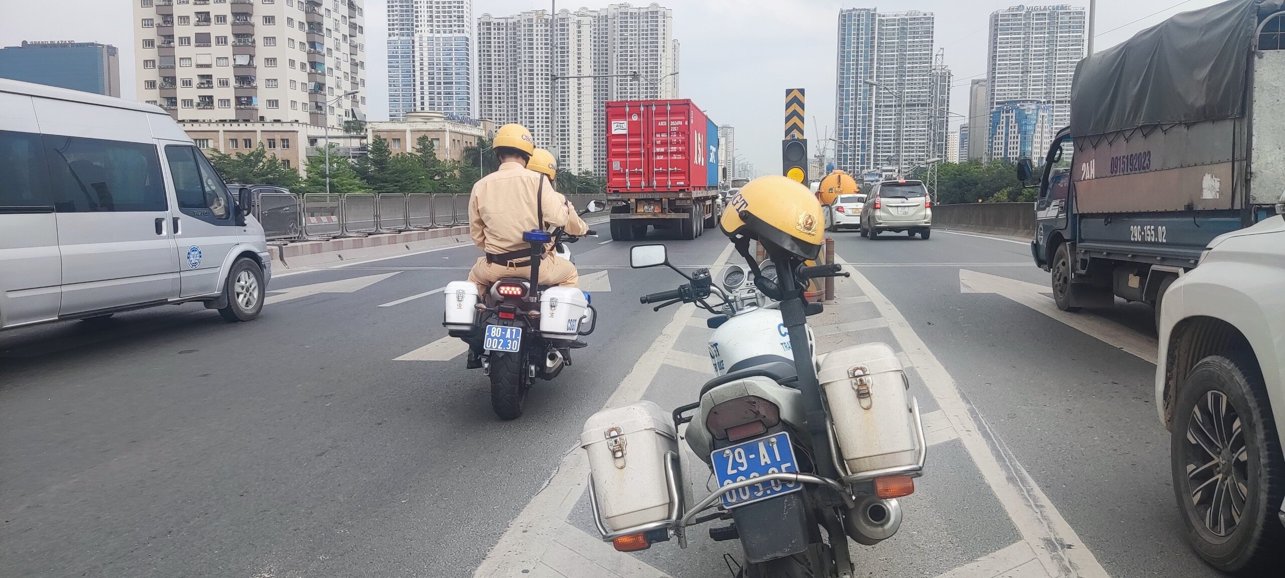 Từ đó, Đội CSGT số 6 cử 1 tổ công tác đi xe mô tô chuyên dụng đến điểm ùn tắc để phân làn, hướng dẫn người dân nhằm giảm ùn tắc.