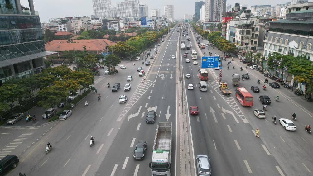 Thiếu tá Trần Quang Chinh, Phó đội trưởng Đội CSGT số 6 (Công an TP Hà Nội) cho biết, trong ngày đầu sử dụng flycam quét toàn bộ tình hình giao thông ở các cửa ngõ Thủ đô đã phát huy được tác dụng.