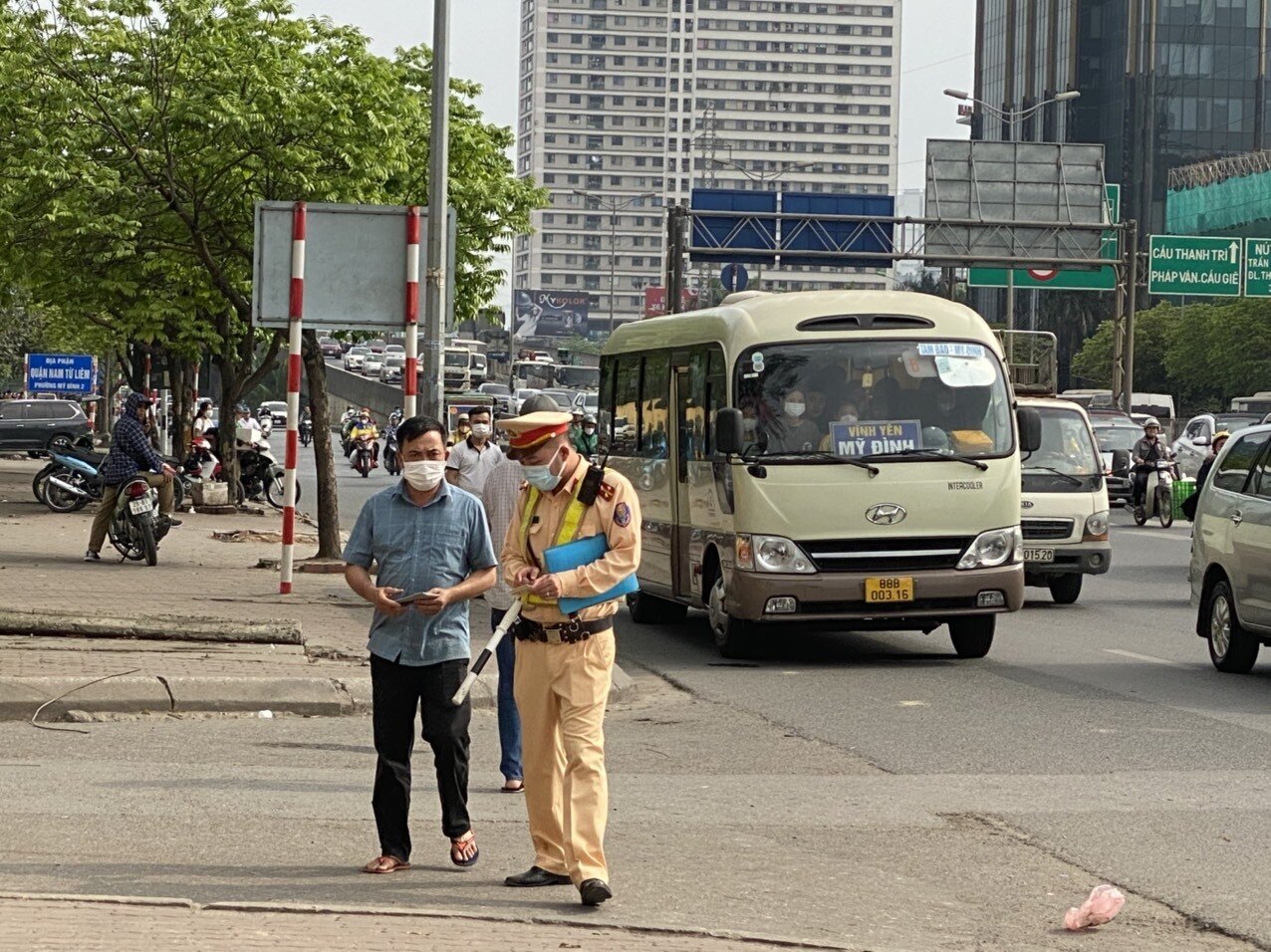 Cùng với việc sử dụng flycam, Đội CSGT số 6 cũng cử Tổ công tác tuần tra kiểm soát trên đường Phạm Hùng, Phạm Văn Đồng để xử lý những trường hợp bắt khách dọc đường và chở quá số người quy định.