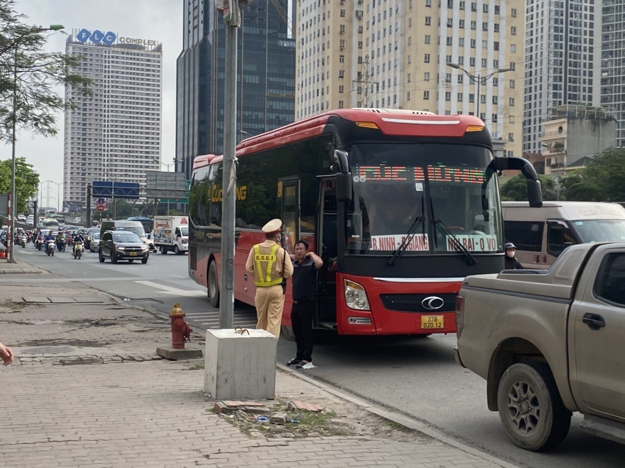 "Chúng tôi đã cử Tổ công tác đi tuần tra, kiểm soát ở những tuyến đường xung quanh bến xe Mỹ Đình như Phạm Văn Đồng, Phạm Hùng để xử lý những trường hợp xe khách cố tình bắt khách dọc đường, chở số người quy định. Điều này nhằm đảm bảo cho bà con nhân dân có một kỳ nghỉ lễ 30/4-1/5 an toàn nhất", ông Chinh nói.