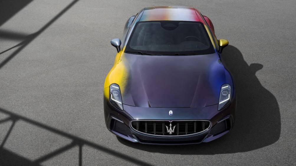 GranTurismo One Off Prisma V6 có phần thân xe được tạo thành từ sự kết hợp 14 màu khác nhau, tất cả đều được sơn thủ công