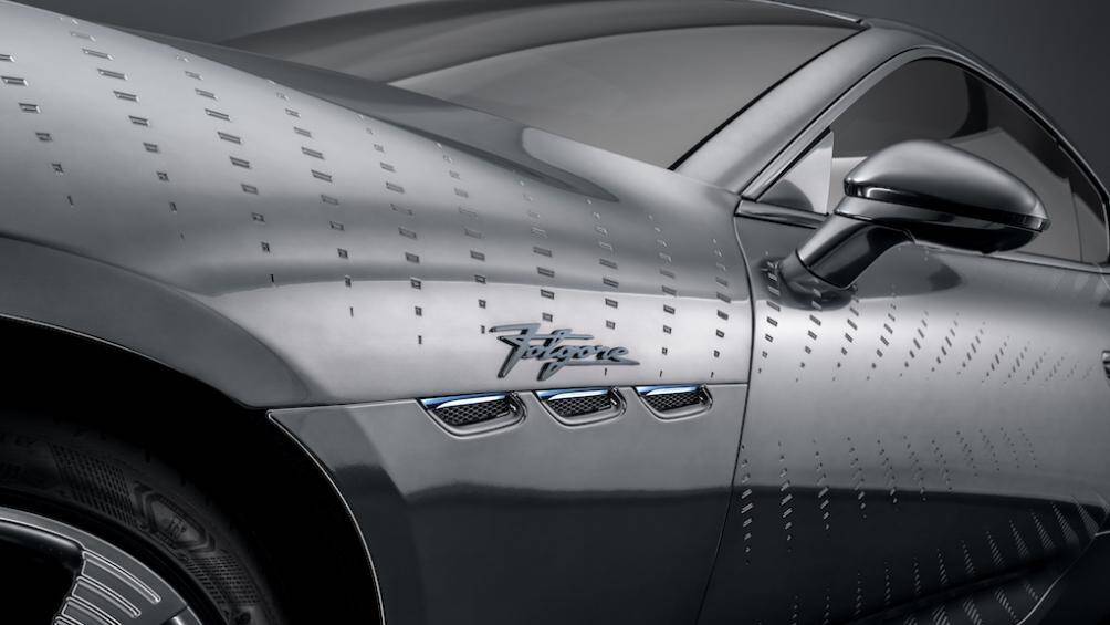 Vỏ ngoài xe là một khối được nhân đôi màu sắc nguyên bản, được chạm khắc bằng hoa văn khắc laser và sơn bóng