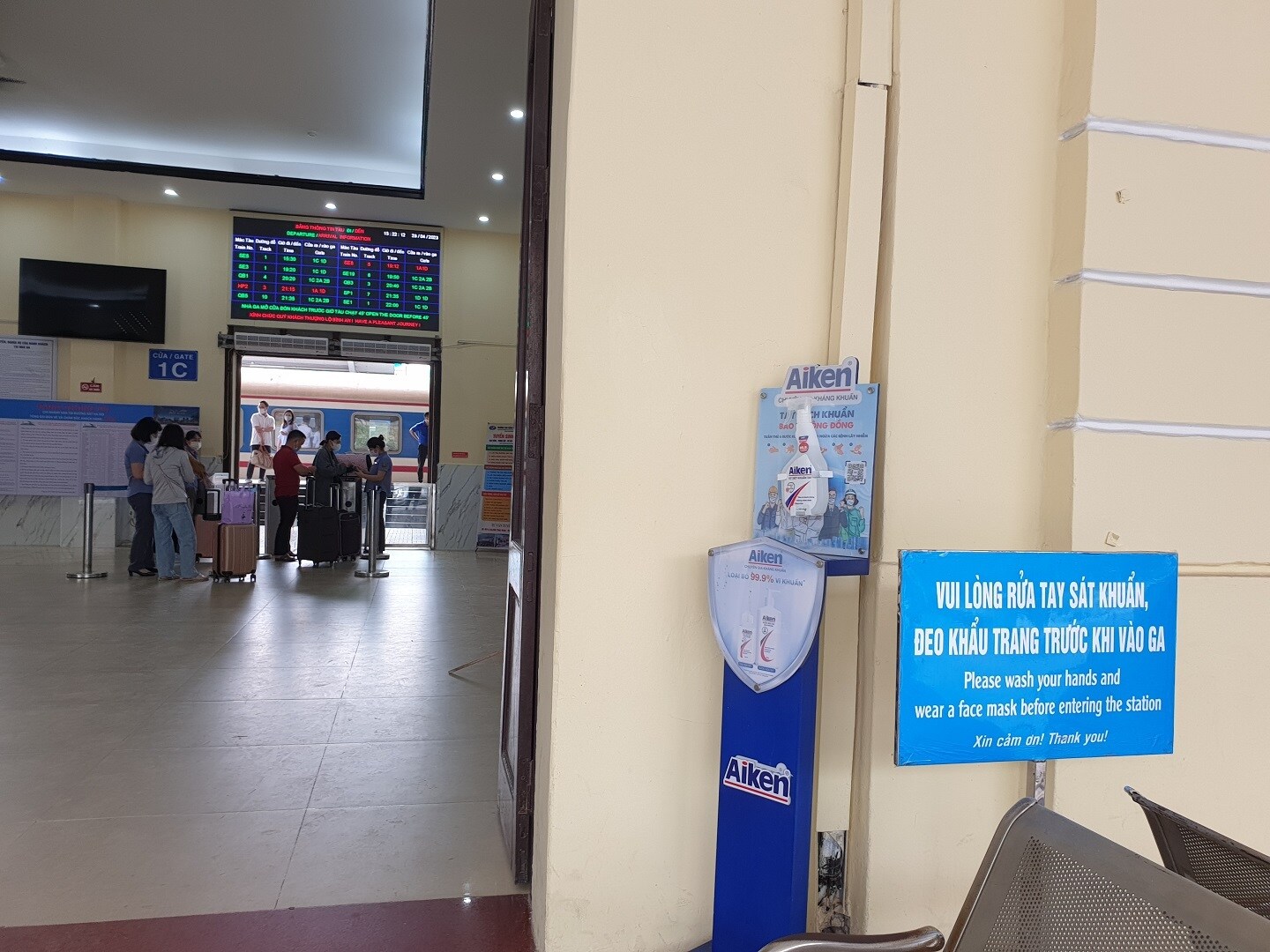 Đường sắt bố trí dung dịch rửa tay sát khuẩn trước khi vào ga Hà Nội để phòng dịch