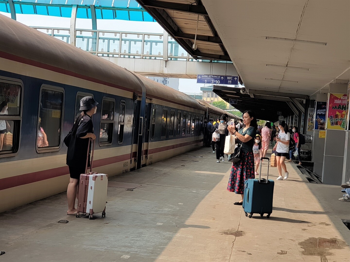 Nhiều hành khách đến sớm nên chưa vội lên tàu, thích thú chụp ảnh "check in"